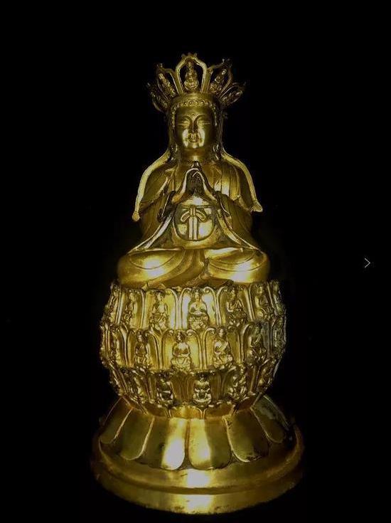(宗教文化艺术展品赏析/东魏铜鎏金莲花座佛像) 双手内缚,两食指竖合,以两拇指压无名指之甲,亦称为针印。