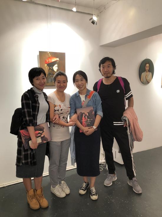 深圳卫视马女士(左一)与艺术家朋友们在画家邸可新先生(右一)个展前合影。