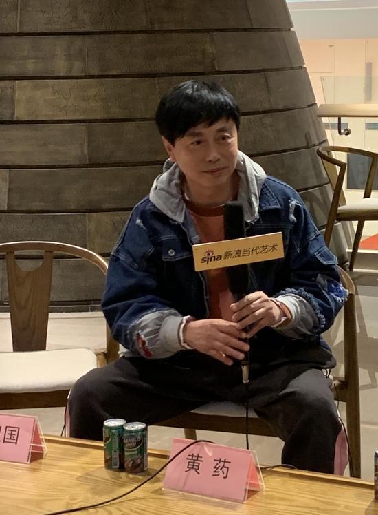 研讨会现场:艺术家黄药发言