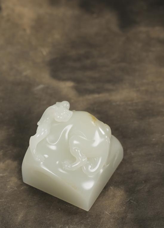 LOT2937 樊军民 和田玉籽料螭龙方章 4.4×4.4×4.5cm 165g