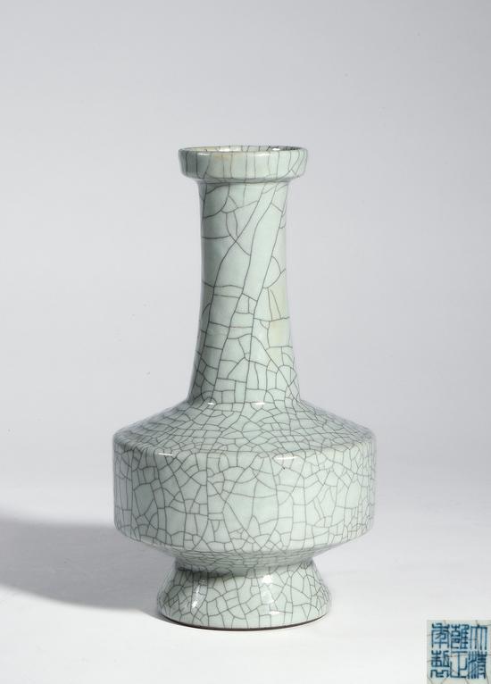 清雍正 仿哥釉折腰盘口瓶 来源:新西兰重要藏家David C.O.Cooke旧藏 H:26.5cm