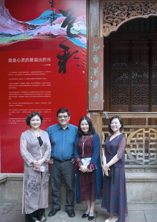 左一商业人类学家郭莉:从南歌子画里可以看到层层叠叠时刻的积累,她用艺术不断的与这个世界对话。左二人类学扛鼎之人复旦大学的潘天舒所长:徐南歌子的艺术创造性的拓展了艺术人类学想象力和创造力的表现和展演空间。右一睿丛文化合伙人乔雪:方寸有天地,芥子纳须弥, 大与小,像素与世界,印象与本质在南歌子的画作与绣作中融融合一,给我们目眩神迷的立体享受。