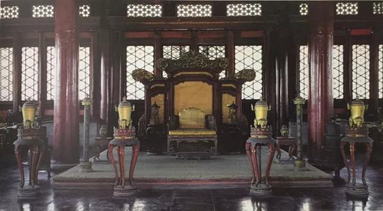 中和殿宝座间陈设