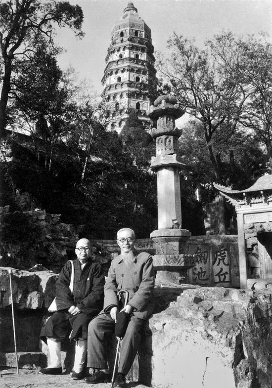 1965年与广洽法师在苏州虎丘塔下(照相馆拍)