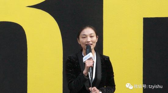 图:策展人温雅接受《投资艺术》采访