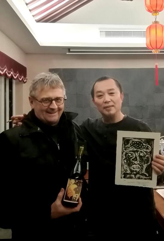 如埃尔·凯斯班(左一)与策展人张天志(右一)合影