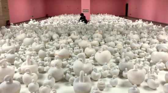 《苹果》玻璃钢,尺寸可变,2005-2018 年