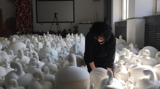 大连大学董枫 N+艺术工作室 《苹果》陶瓷,尺寸可变,2005-2018 年