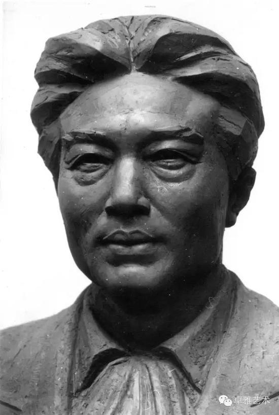 《徐悲鸿》