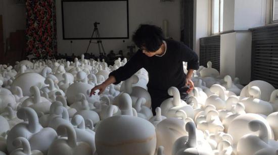 大连大学董枫 N+艺术工作室 《苹果》陶瓷,尺寸可变,2005-2018 年