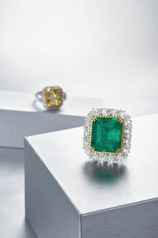 EMERALD AND DIAMOND RING 25.25克拉 天然‘哥伦比亚’祖母绿 配 钻石 戒指