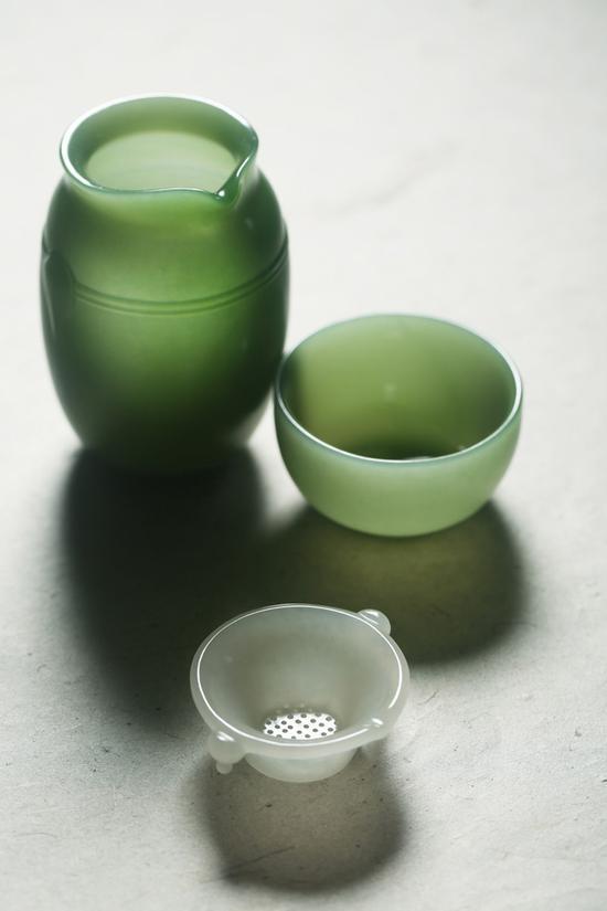 LOT2915冯钤 碧玉 和田玉茶具一套