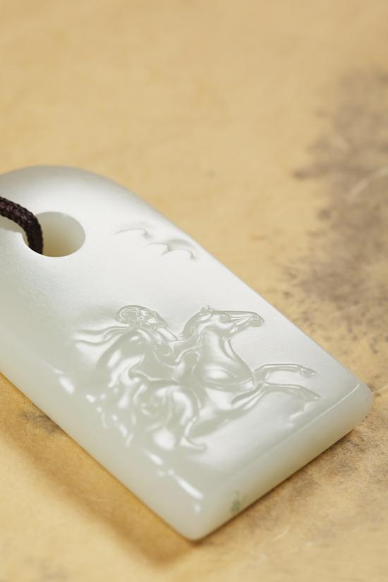 LOT2997 樊军民 和田玉籽料月下追韩信牌 8.0×4.6×1.3cm 122g