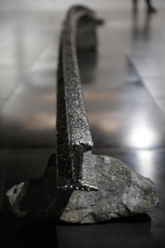 《一种理想的存在方式》钢轨 不锈钢电焊条 磁铁矿石展示尺寸:800×48×50cm 2016