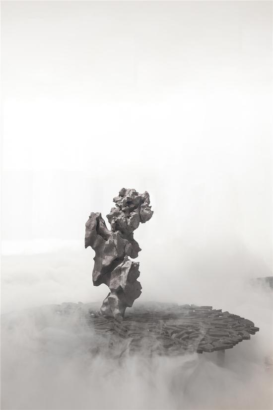 《自在》(局部),2017年2019年 ,钢铁碎片焊接,音乐,水雾,空间装置