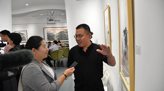 参展艺术家张艺深接受媒体现场采访
