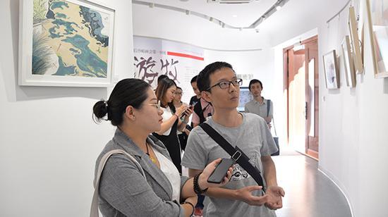 参展艺术家张效仿接受媒体现场采访
