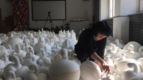 大连大学董枫 N+艺术工作室 《苹果》陶瓷,尺寸可变,2005-2018 年