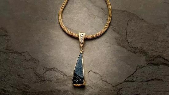 方解石晶簇吊坠 18K金镶嵌 Kara Ross所有 照片:Orasa Weldon