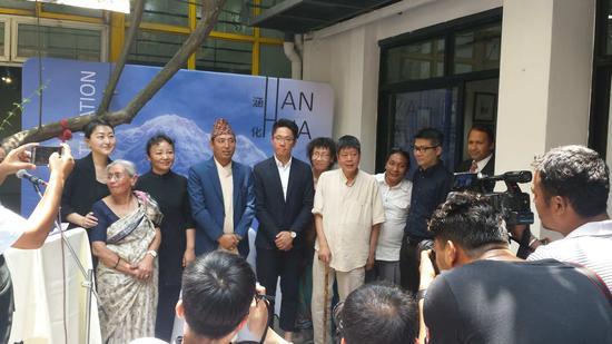 左起-王琳。尼泊尔美术学院副校长Ms.Sharda Chitrakar 女士。中国驻尼泊尔使馆文化处主任次白女士。尼泊尔部长。江立成。蒋奇谷。林鹏程