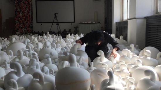 大连大学董枫 N+艺术工作室 《苹果》陶瓷,尺寸可变,2005-2018 年