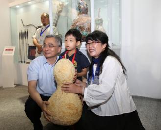 (项兆伦副部长与首创平台合作传承人葫芦壁画大师马江红师徒合影)
