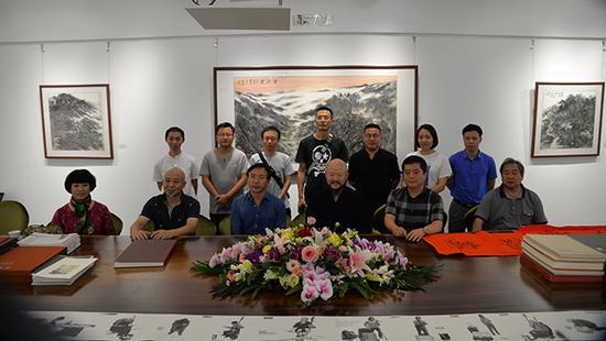 后沙峪画会第一回展“游牧”参展画家及部分嘉宾合影