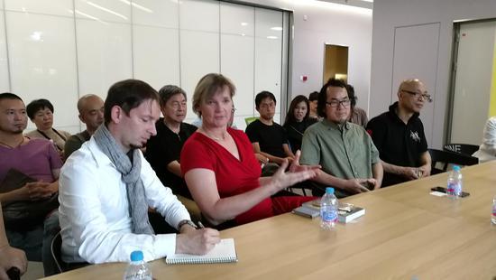 前排左起:德文翻译、德国女艺术家Doris。、陈耀明、吴晨荣。后排左起:顾文辉、吕嵘。