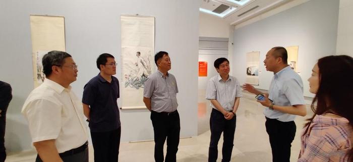 嘉宾参观红霞万朵——朵云轩“红色木版水印展”