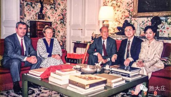 法国总统 季斯卡。德斯坦 与 李志仁总裁伉俪 摄于巴黎官邸 法国文化部长伉俪作陪