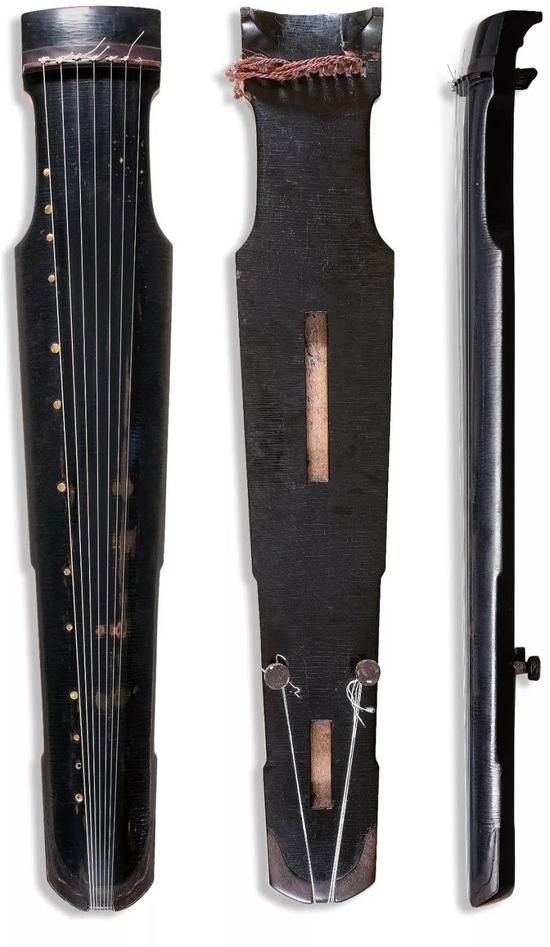 宋代 仲尼式古琴 通长:123.3 cm;肩宽:21.6cm; 尾宽:14.6 cm 来源:卫仲乐先生旧藏。出版: 1、中国唱片总公司、中国音乐研究所编,《中国音乐大全古琴卷》(老八张)卷 8, 中国唱片上海公司出版 ,1994 年,07 醉渔唱晚、08 流水。2、《卫仲乐演奏曲集:音乐艺术七十年纪念集》, 龙音制作有限公司,1996 年,第 150 页。 3、中国艺术研究院音乐研究所、北京古琴研究会 编,吴钊主编,《中国古琴珍萃》,紫禁城出版社, 1998 年,第 93-94 页。 4、中国艺术研究院音乐研究所、北京古琴研究会编, 吴钊主编,《中国古琴珍萃》(增定版),文化艺 术出版社,2015 年,第 122 页。