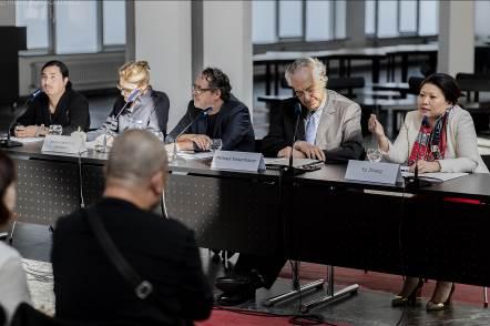 新闻发布会右起德中文化交流基金会张彧女士(右一),国家博物馆总馆长Michael Eissenhauer先生(右二),国立美术馆馆长Udo Kittelmann先生(中),策展人Anna-Catharina Gebbers女士(左二),策展人Victor Wang(右一)