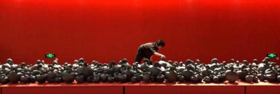 《苹果》玻璃钢,尺寸可变,2005-2018 年