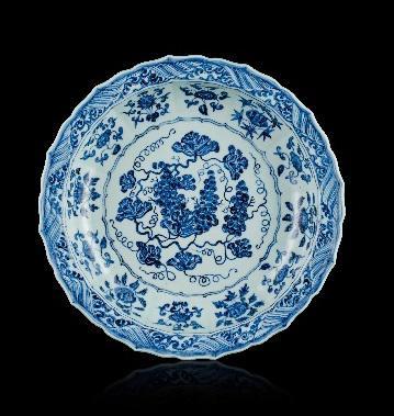 盘 景德镇,中国;明代,公元1420-1430年 瓷器 直径43.2厘米