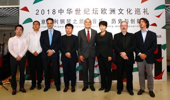 从左至右:北京中展拓文化有限公司商务运营总监李唤卿,北京歌华文化发展集团国际部主任李丹,意大利驻华使馆文化参赞孟斐璇,中华世纪坛艺术馆执行馆长冀鹏程,Bizzi羽管键琴公司创建人、展览策展人圭多·毕齐,文化和旅游部外联局西欧处处长尚继媛,钢琴演奏家克劳迪奥·布里奇,Bizzi羽管键琴公司总经理劳伦斯·毕齐