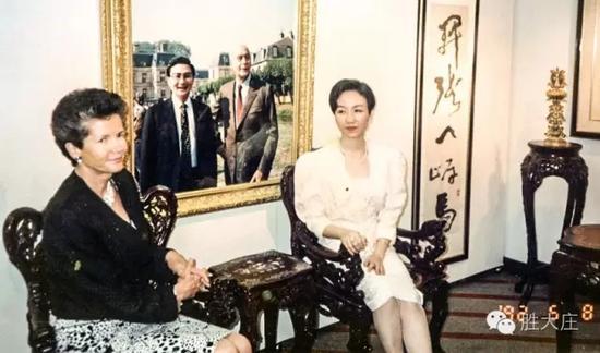 法国前总统 季斯卡。德斯坦 夫人 与 胜大庄总裁夫人 施伟珍 摄于 台北 胜大庄美术馆 贵宾室