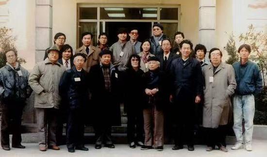 全国第一届壁画协会成员合影:前排左三(朱曜奎)、右四(张仃)、右二(袁运甫)