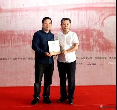 山东美术馆党总支书记柳延春代表山东美术馆接受捐赠,并向井士剑颁发收藏证书