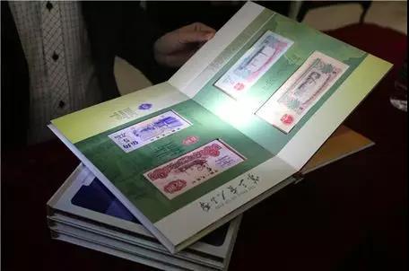 鉴宝专家对人民币集册的品相真伪进行初步筛选