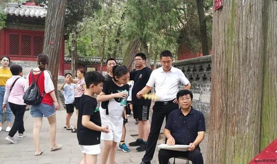孔维克院长在孔林写生