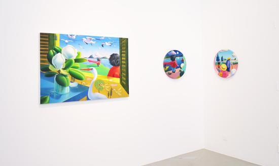 马丹 窗外——流逝或存在1(左)90×130cm 布面油画 2018;半梦——月夜里我们也不曾相视(中) 布面油画 直径50cm 2017;浮生——跟随(右)直径50cm 布面油画 2018