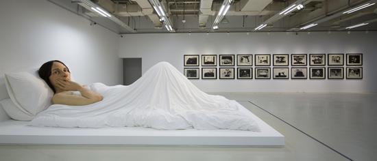 《在床上》,罗恩·穆克,卡地亚当代艺术基金会“陌生风景”展览现场,上海当代艺术博物馆