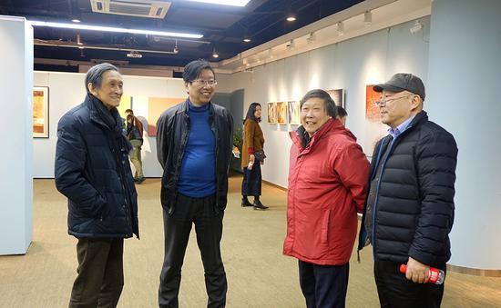 异号——2018上海抽象画会春季展现场 左起:王劼音、朱刚、卢治平、王远