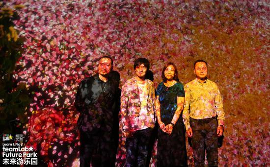 绽放文创投资有限公司创始人兼董事长杨钜泽先生、teamLab Kids主席松本明耐先生、东风标致品牌副总经理吴少革女士,东风标致品牌总经理周海波先生在“与花共生的动物们”前合影