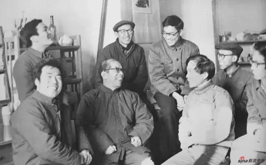 1980年,中国艺术研究院院长张庚先生(前排右三)与同学们亲切交谈,前排右二为陈醉