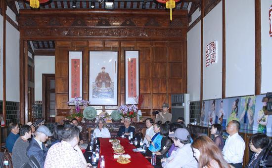 在孙心华先生的开场下,策展人古诗菁、学术主持潘嘉来、评论家张立行、华裔画家冯骁鸣、人类学家潘天舒、郭莉、优画王老总汪义成,中国画家倪基民、甘泉、系文渊,以及肖国梅、陈鹤良、顾政平、丁伟民、左昌柱、徐培华与更多金融与时尚届的朋友作了南歌子艺术的漫谈 。