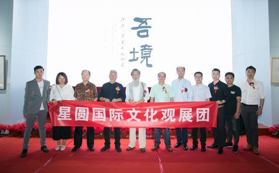 星圆国际文化观展团合影