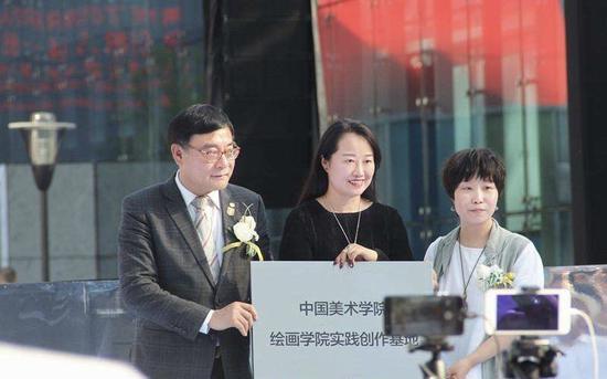 中国美术学院绘画学院马海燕(右)为杭州宝龙艺术中心及滨江艺珺酒店正式授牌,接受来自中国顶级艺术学府认可和肯定。宝龙文化集团总经理裴今梅(中)与宝龙酒店集团总经理夏国跃(接受授牌)