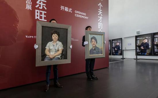 张宏芳女士捐赠忻东旺油画作品《职守》、《远光》