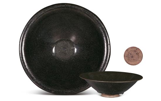 LOT4020 宋 建窑银兔毫撇口盏(盏字款)口径19.6cm, 高6.5cm